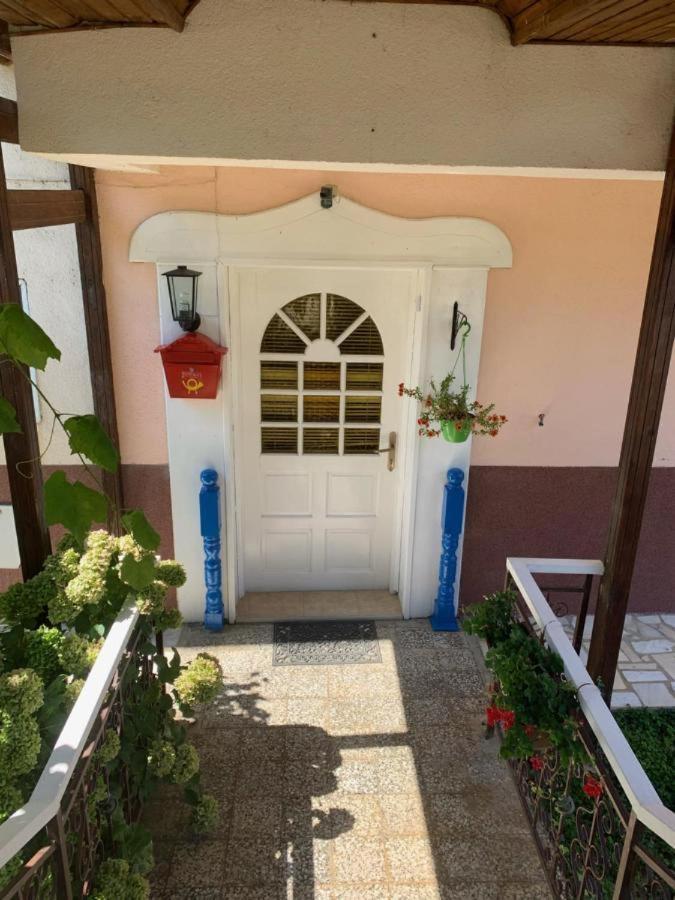 Villa Lakeview Paradise Pestani Ngoại thất bức ảnh